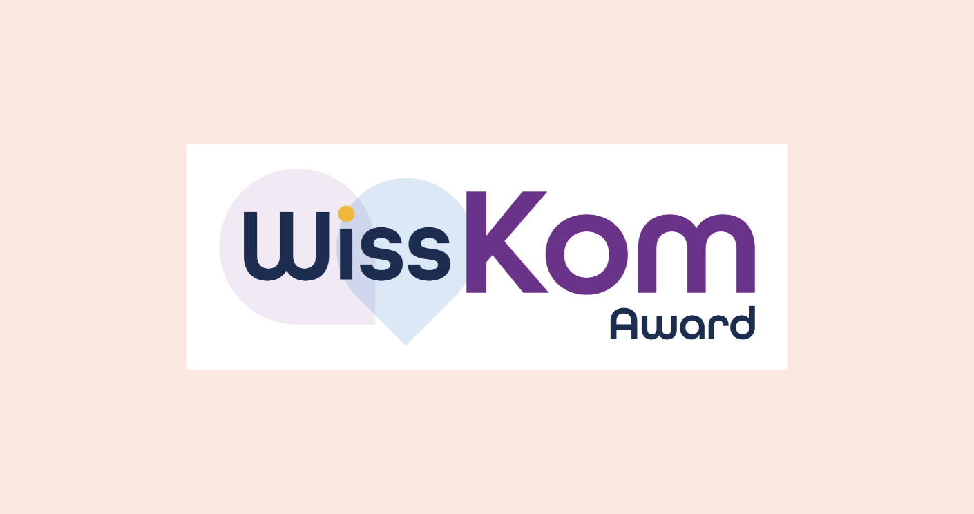 Der WissKom Award wird am 19. November 2025 im Rahmen des Kommunikationsdinner Wissenschaft des Zeitverlags und der Volkswagen Stiftung in Berlin verliehen. © Logo: BdKom; Bildgestaltung: Quadriga Media