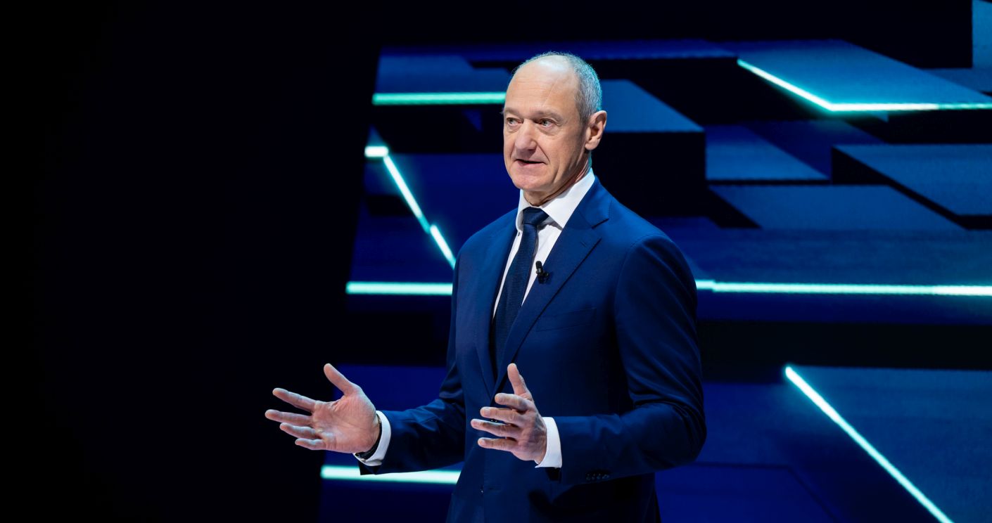 Hat bei ChatGPT eine Top-Reputation: Siemens-Chef Roland Busch. Auch sein Unternehmen kommt gut weg. © Siemens/Lennart Preiss
