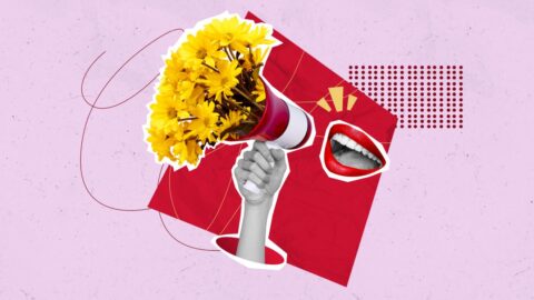 Surreale Collage: Hand mit Megafon und Blumenstrauß, lächelnde Lippen auf pinkem Hintergrund. Dazu die Bildunterschrift: Peer-Feedback kann die Teamleistung fördern. Doch ohne Feingefühl geht es nicht. © Getty Images/Deagreez