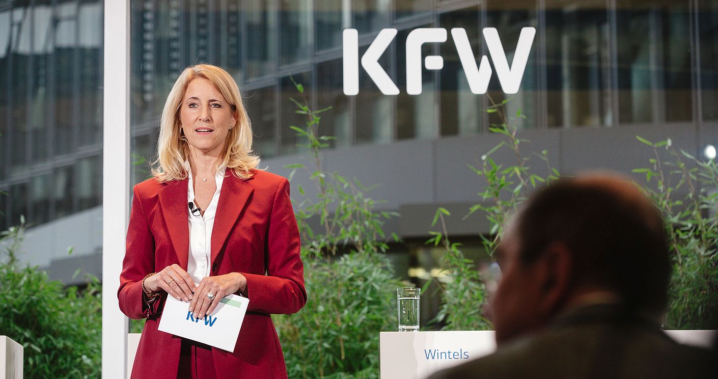 Verena Köttker leitet seit 2022 die Kommunikation der KfW. Vorher führte sie ihre eigene Agentur. © KfW/David Meckel