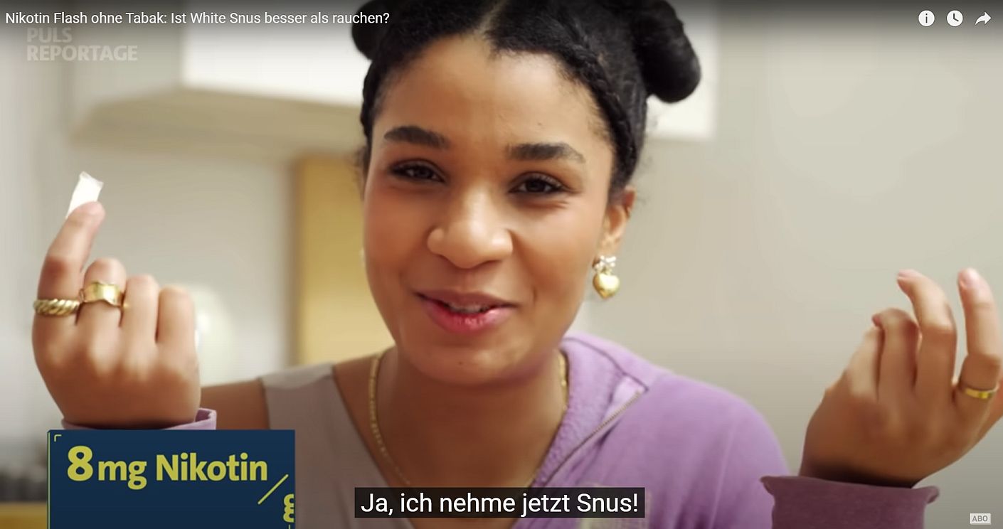 Eine Reporterin von „Puls Reportage“ testet einen tabakfreien Nikotinbeutel. Die eigene Erfahrung steht im Fokus sogenannter Presenter-Reportagen. © Screenshot Youtube/„Puls Reportage“