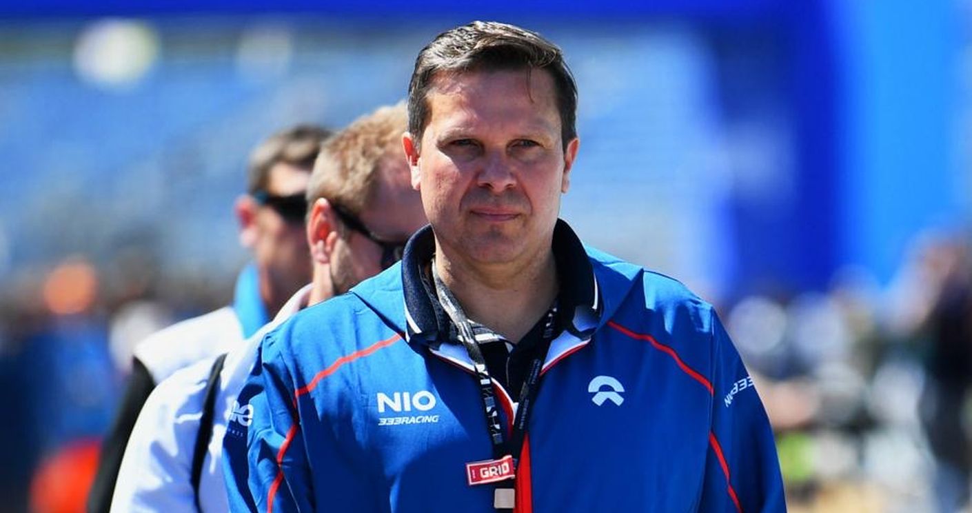 Mann in blauer Jacke mit Logo, steht in einer Menschenmenge auf einem Rennplatz. Dazu die Bildunterschrift: Florian Otto leitete bis Ende Juni 2025 den Bereich Kommunikation und Public Affairs bei Nio in München. Zuvor war er bei Audi und Daimler in der Unternehmenskommunikation tätig. Als Journalist arbeitete er unter anderem für das ZDF. © privat