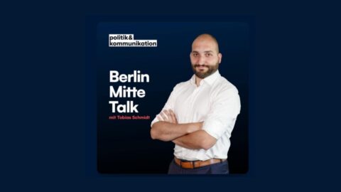 Host Tobias Schmidt präsentiert den neuen Podcast „Berlin Mitte Talk“.