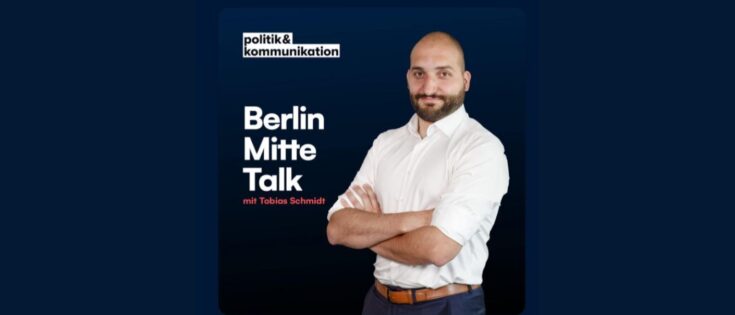 Host Tobias Schmidt präsentiert den neuen Podcast „Berlin Mitte Talk“.