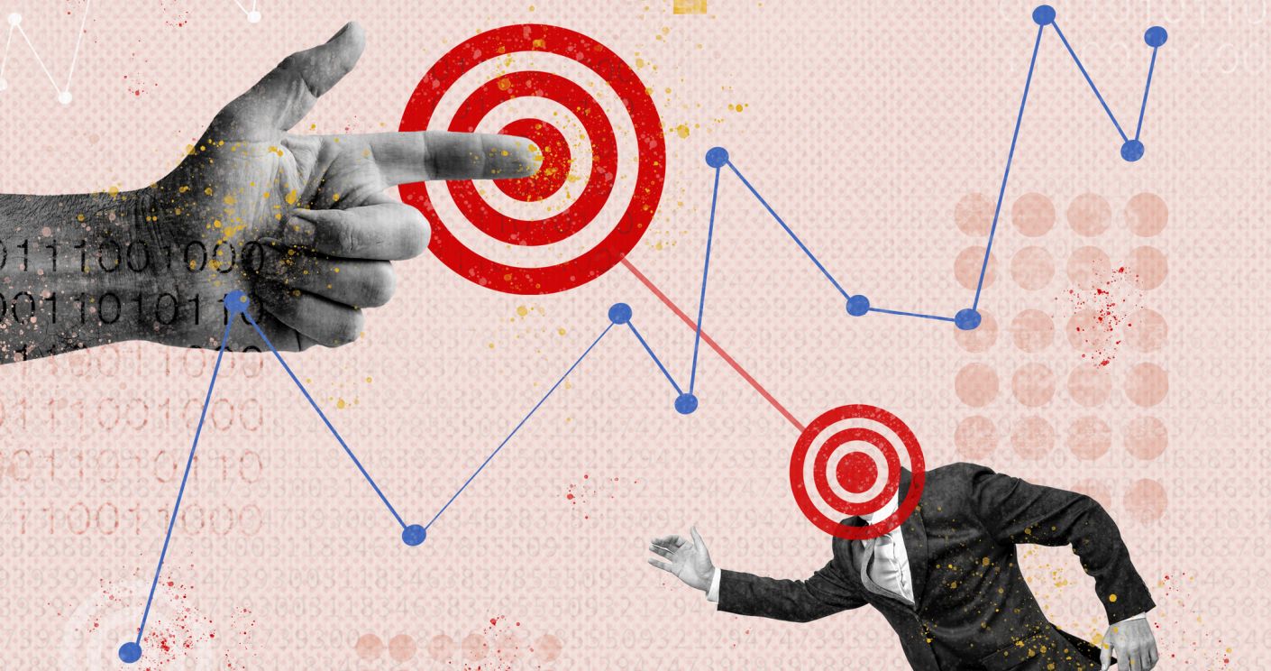 Kreative Collage mit einem Fingerzeig auf Zielscheiben und einem Mann, der einer aufsteigenden Grafik folgt. Dazu die Bildunterschrift: Bezahlte Werbung ja, Social-Media-Auftritt pflegen nein: Fast jedes zweite Unternehmen empfindet den Aufwand für Social-Media-Marketing als zu hoch. © Getty Images/serggn