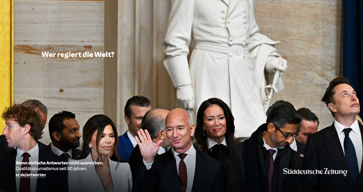 Gruppenszene mit Silicon-Valley-CEOs, darunter Jeff Bezos, Mark Zuckerberg und Elon Musk.