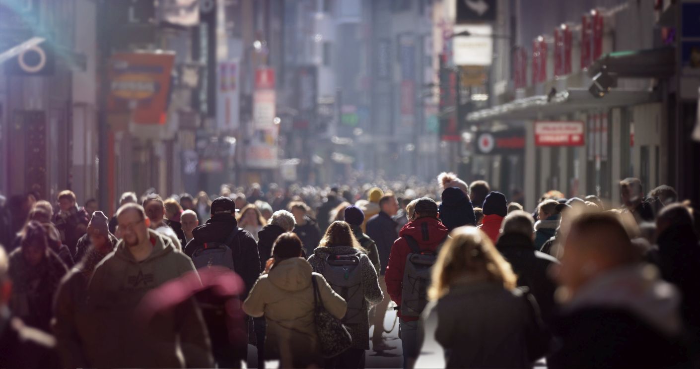 Winterliche Einkaufsstraße in Europa mit einer Menschenmenge.
