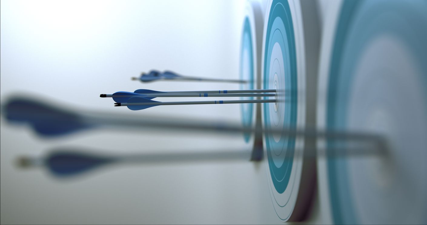 Drei Pfeile stecken in einem Ziel, das aus konzentrischen Kreisen in Blau- und Grautönen besteht.