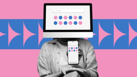 Webentwickler mit einem Computermonitor statt Kopf und einem Smartphone in der Hand, vor modern-kreativem Hintergrund.