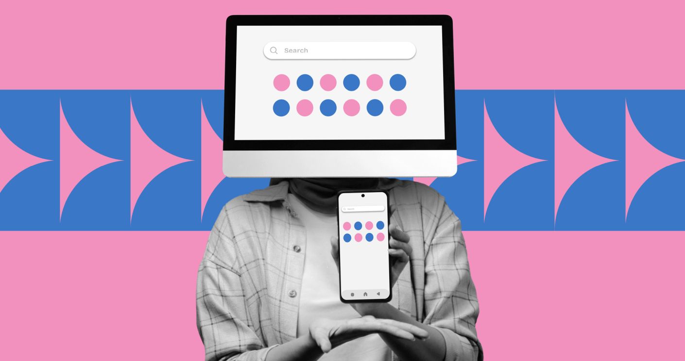 Webentwickler mit einem Computermonitor statt Kopf und einem Smartphone in der Hand, vor modern-kreativem Hintergrund.