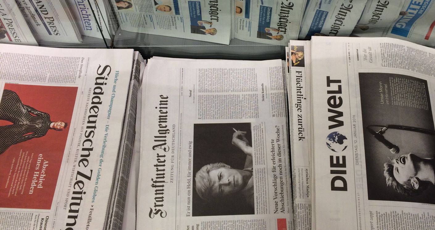 Beliebte deutsche Zeitungen liegen in einer Auslage. Prominent zu sehen sind die Südeutsche Zeitung, die Frankfurter Allgemeine Zeitung und die Welt.