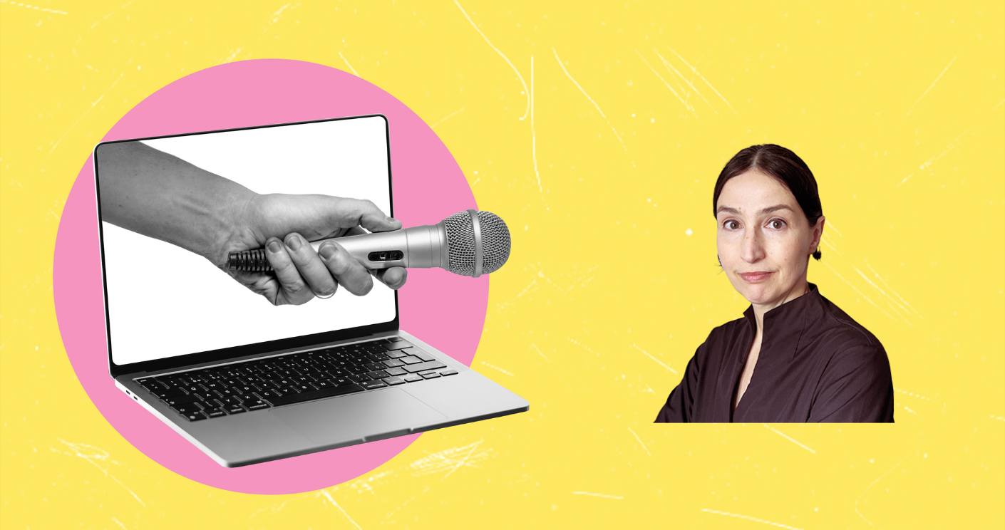 Frau mit dunklem Oberteil neben einem Laptop und einem Mikrofon, auf gelbem Hintergrund.