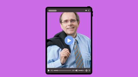 Mann mit Jackett über der Schulter in Video-Interview, vor lila Hintergrund, mit Play-Button im Videofenster.
