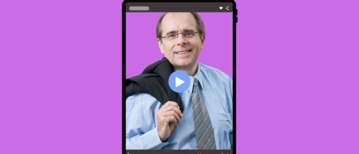 Mann mit Jackett über der Schulter in Video-Interview, vor lila Hintergrund, mit Play-Button im Videofenster.