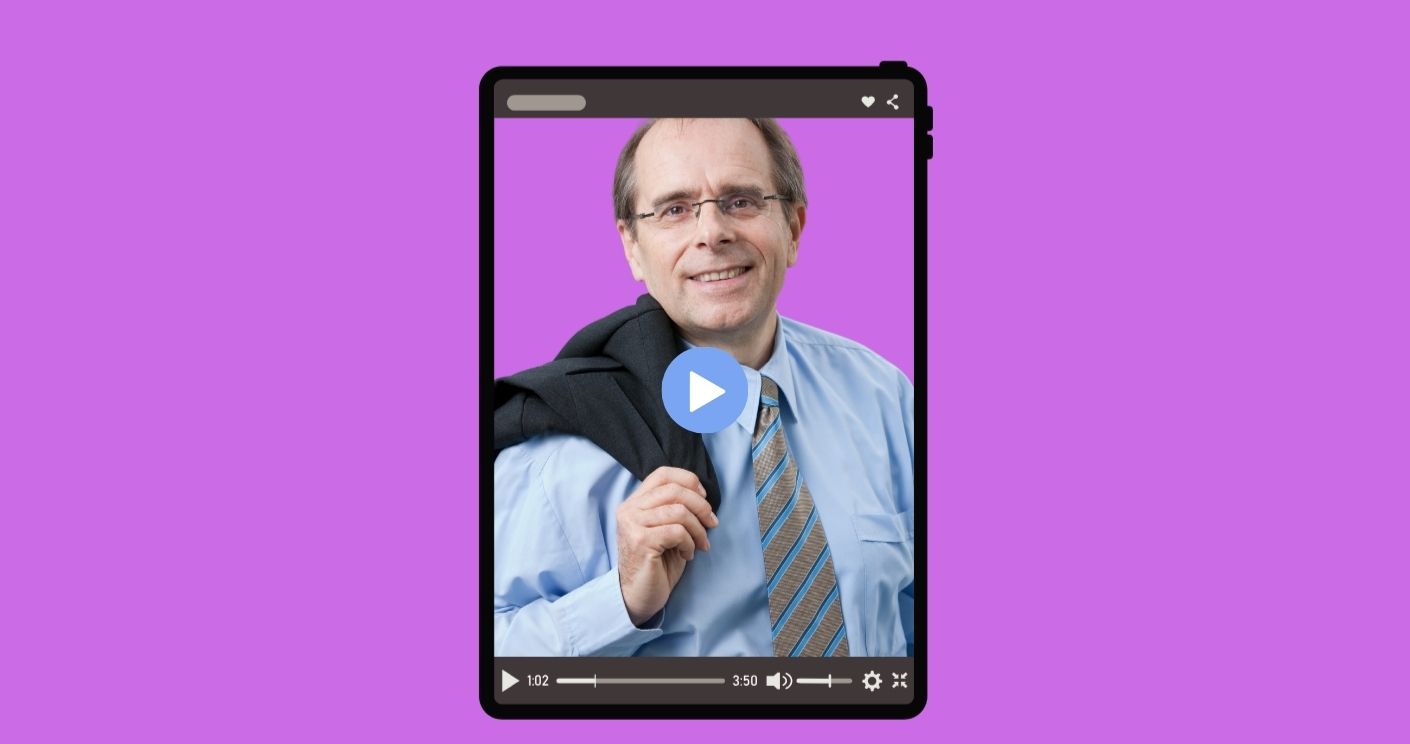 Mann mit Jackett über der Schulter in Video-Interview, vor lila Hintergrund, mit Play-Button im Videofenster.