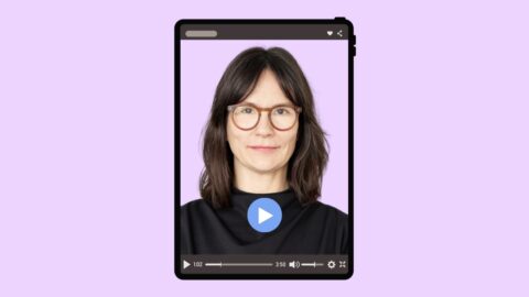 Videointerview mit Nicole Heyder, die in die Kamera schaut, umgeben von einem lila Hintergrund.
