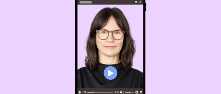 Videointerview mit Nicole Heyder, die in die Kamera schaut, umgeben von einem lila Hintergrund.