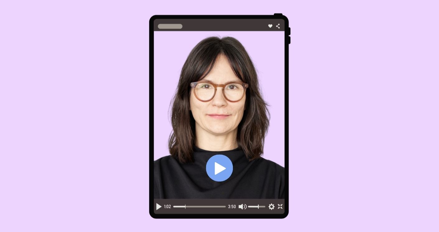 Videointerview mit Nicole Heyder, die in die Kamera schaut, umgeben von einem lila Hintergrund.