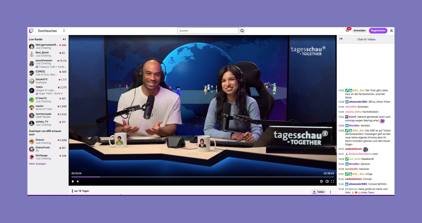 Ein Moderator und eine Moderatorin sitzen an einem Tisch mit Mikrofonen, vor einem Hintergrund mit einer Weltkarte und dem Logo "tagesschau together".