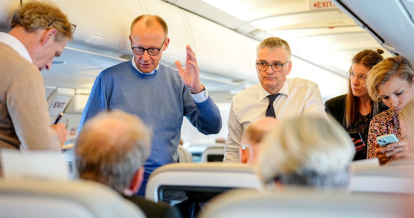 Bundeskanzler Merz spricht im Flugzeug mit Journalisten, während er auf dem Weg in die Ukraine ist.