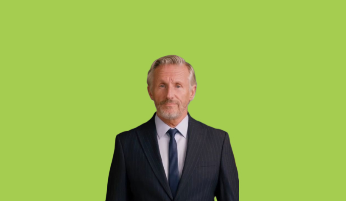 KI-generiertes Abbild eines Mannes in Anzug vor grünem Hintergrund, der als Kommunikationsbutler Alfred dargestellt wird.