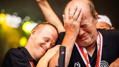 Zwei Boccia-Teamkollegen umarmen sich nach der Siegerehrung, einer weint vor Freude, der andere strahlt stolz.