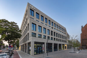 Moderne Bürogebäude der GEA Hauptverwaltung in Düsseldorf, mit großen Fenstern und klaren Linien, umgeben von Bäumen.