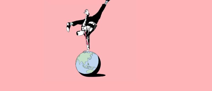 Eine Person balanciert auf einem Globus vor einem rosa Hintergrund.
