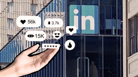Hand hält Symbole für Likes, Benachrichtigungen und Interaktionen vor einem Gebäude mit LinkedIn-Logo.