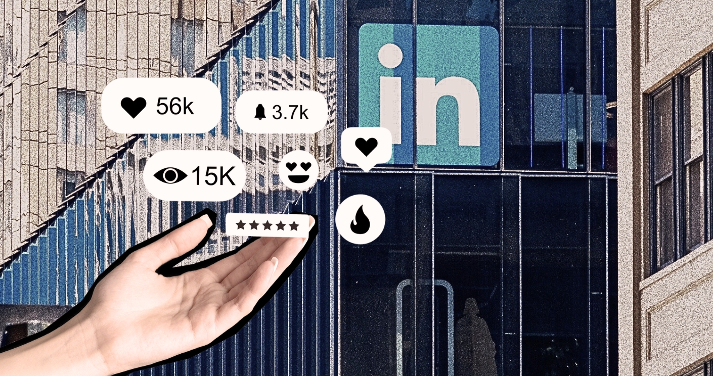 Hand hält Symbole für Likes, Benachrichtigungen und Interaktionen vor einem Gebäude mit LinkedIn-Logo.