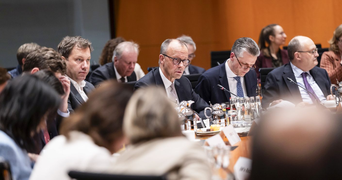 Bundeskanzler Friedrich Merz sitzt in einer Sitzung mit Ministerpräsidenten im Konferenzsaal des Bundeskanzleramts.