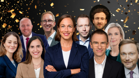 Collage von zehn Personen vor einem schwarzen Hintergrund mit goldenen Konfetti, lächelnd und in formeller Kleidung.