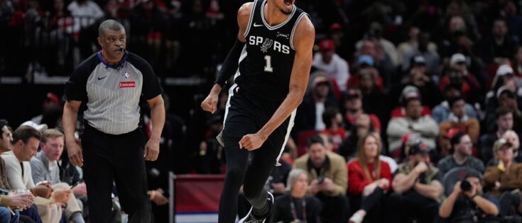 Victor Wembanyama von den San Antonio Spurs jubelt nach einem Korb während eines NBA-Spiels gegen die Houston Rockets.