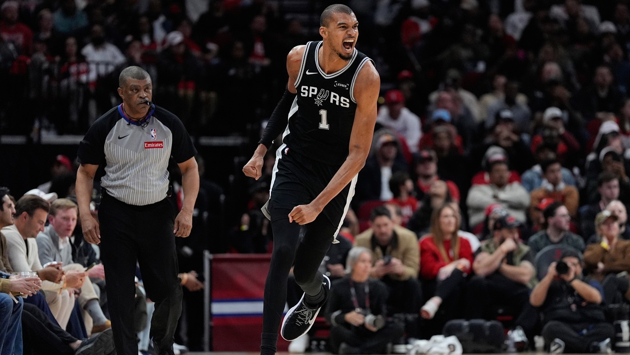 Victor Wembanyama von den San Antonio Spurs jubelt nach einem Korb während eines NBA-Spiels gegen die Houston Rockets.