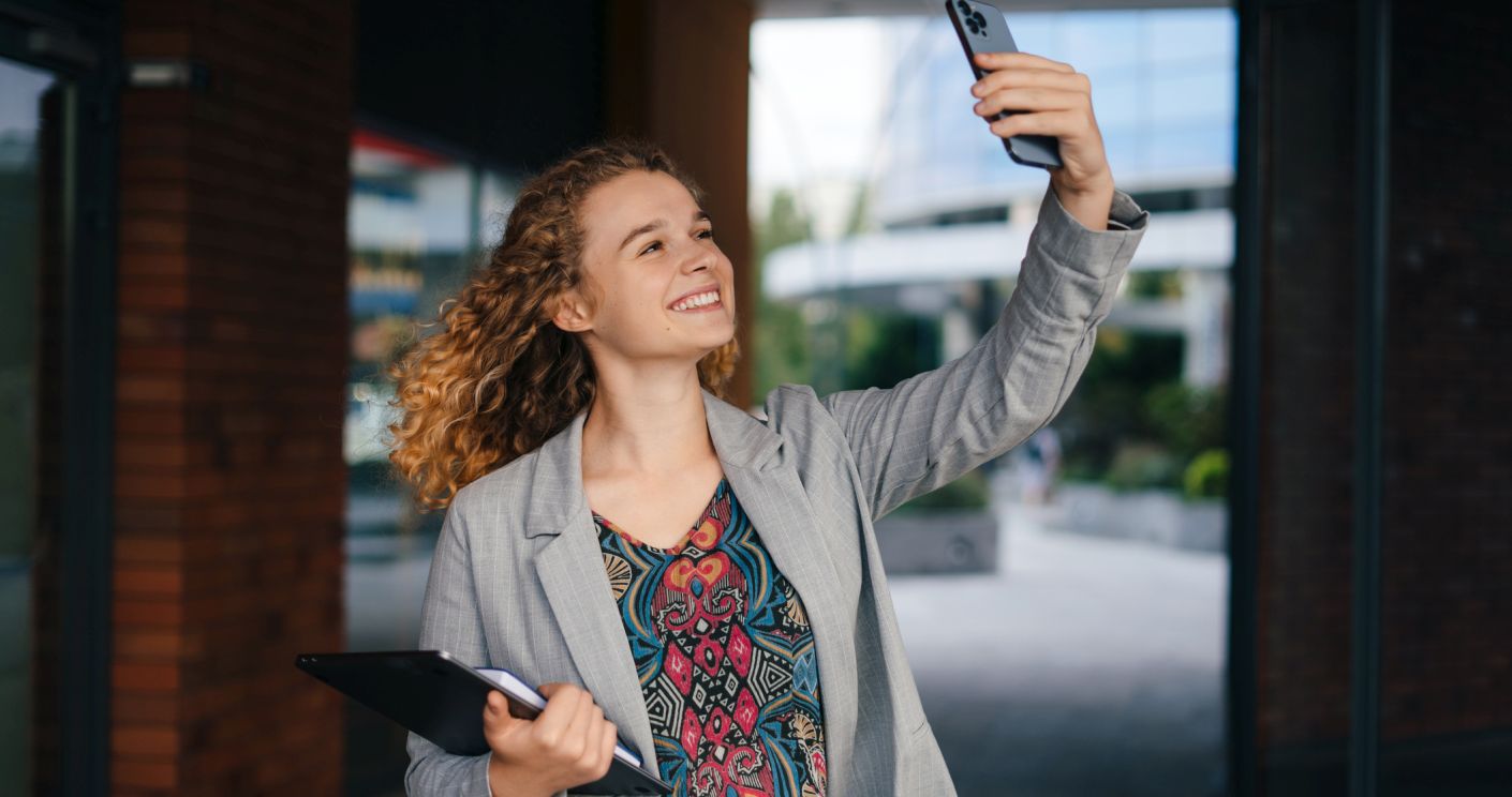 Zählt das zur Arbeitszeit? Fehlende Orientierung hält viele davon ab, als Corporate Influencer sichtbar zu werden. © Getty Images/Strelciuc Dumitru