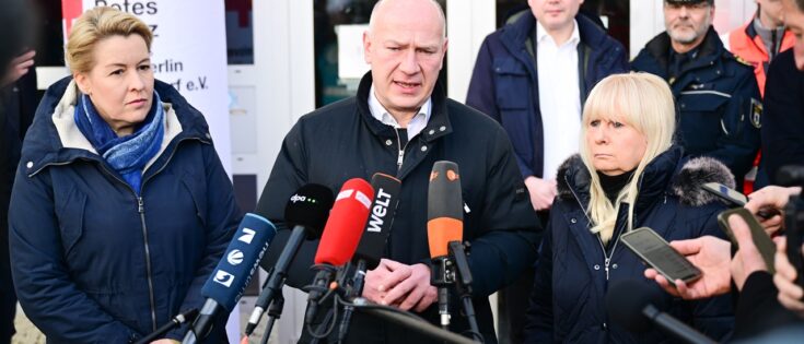 Kai Wegner spricht während eines Stromausfalls in Berlin, umgeben von Politikerinnen und Medienvertretern.