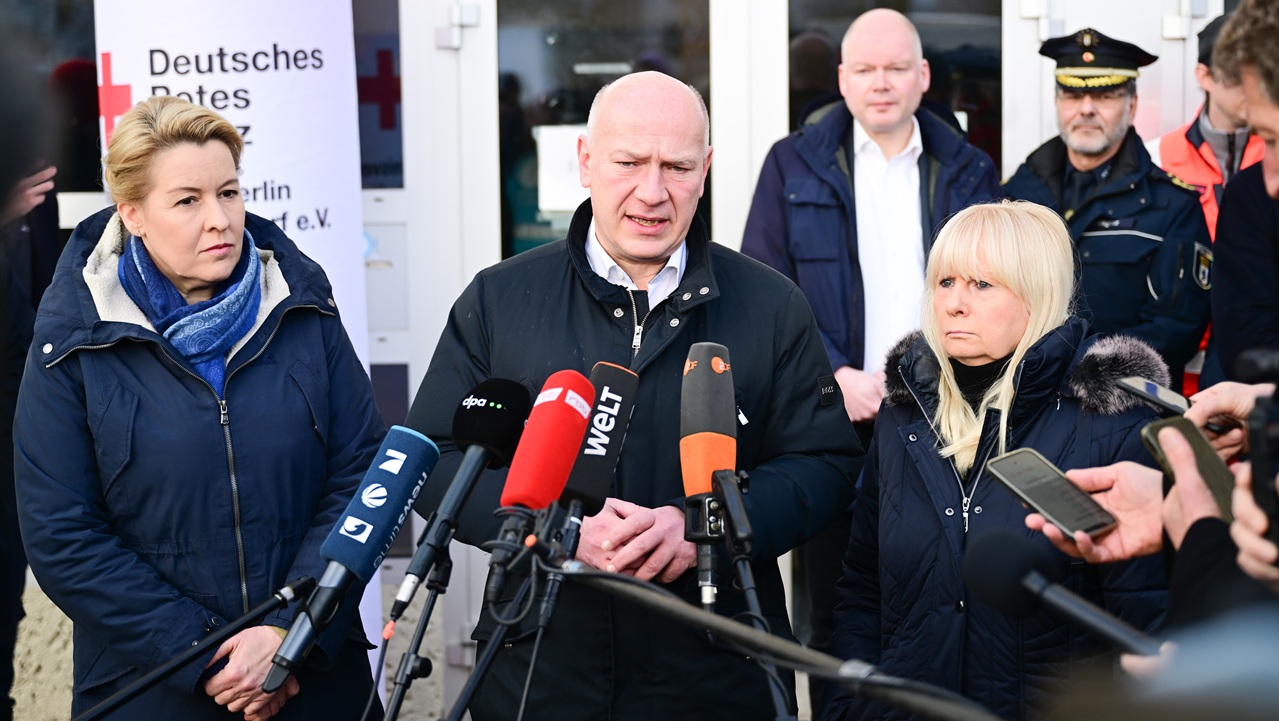 Kai Wegner spricht während eines Stromausfalls in Berlin, umgeben von Politikerinnen und Medienvertretern.
