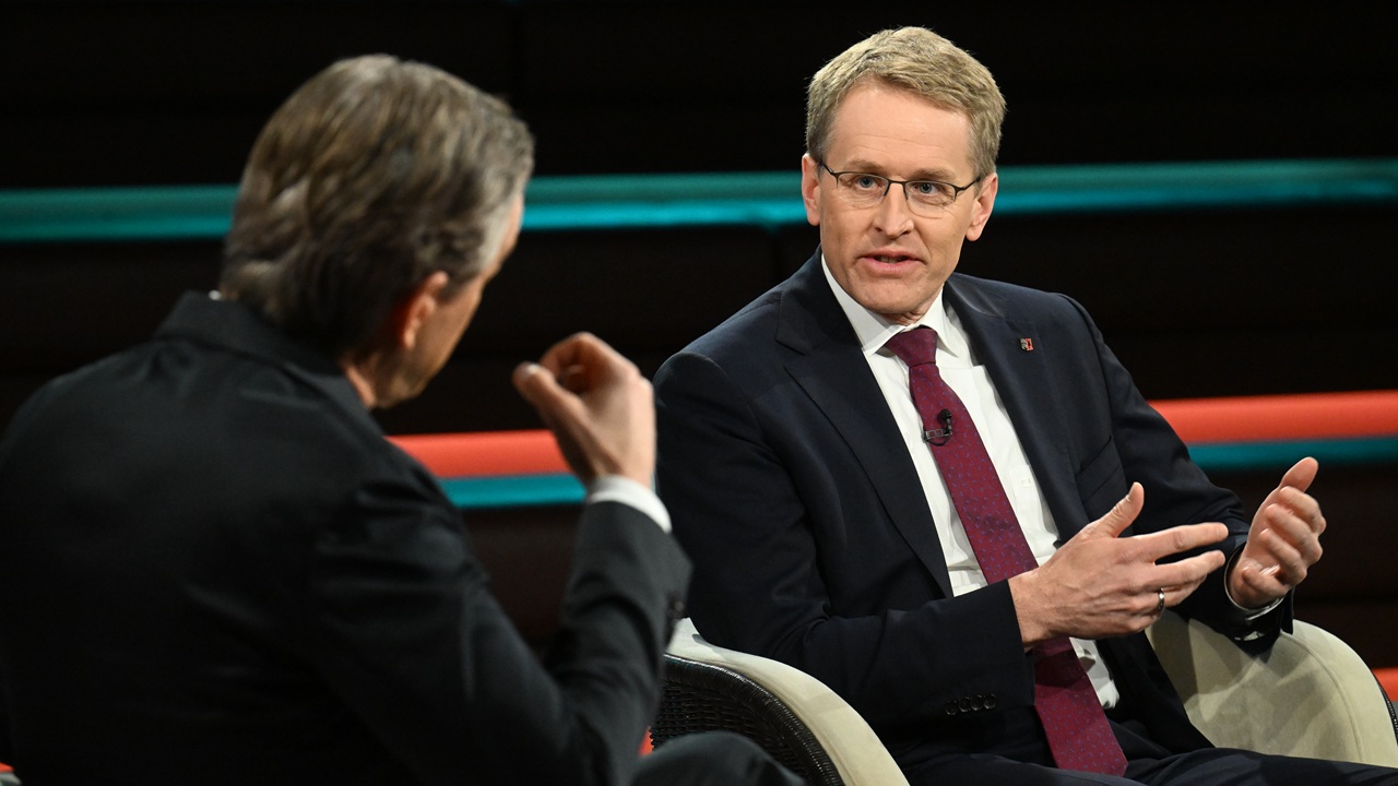 Daniel Günther (r.) sprach bei Markus Lanz über ihm unliebsame Medien. © ZDF/Cornelia Lehmann