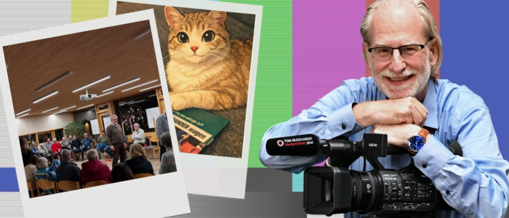 Ein lächelnder Mann mit Kamera umarmt ein Polaroid-Foto von einer Menschenmenge und einer Katze auf einem Buch.