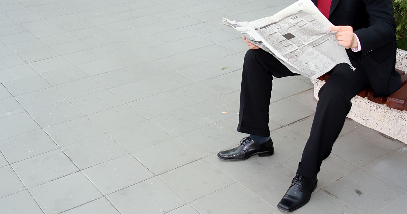 Wohl schon bald ein Bild der Vergangenheit: ein Mensch, der auf einer Bank eine gedruckte Zeitung liest. © Getty Images/vaximilian