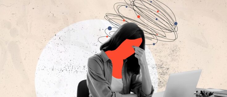 Junge Frau mit Kopfschmerz und Stress, sitzt an einem Schreibtisch mit Laptop, umgeben von wirbelnden Linien.