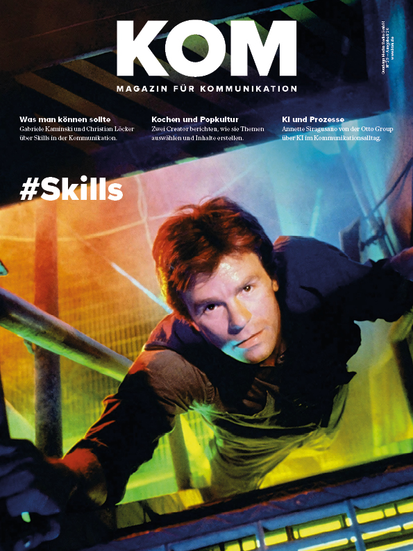 Mann in neonbeleuchtetem Raum, schaut direkt in die Kamera, Titel