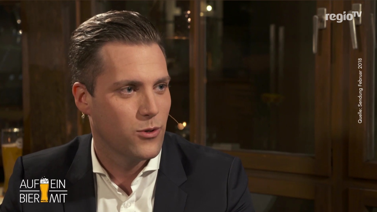 Manuel Hagel, Spitzenkandidat der CDU in Baden-Württemberg, schwärmte 2018 von einem Schulbesuch und einer Schülerin. Das Video und seine Äußerungen könnten ihn den Wahlsieg gekostet haben. © Screenshot „Regio TV“