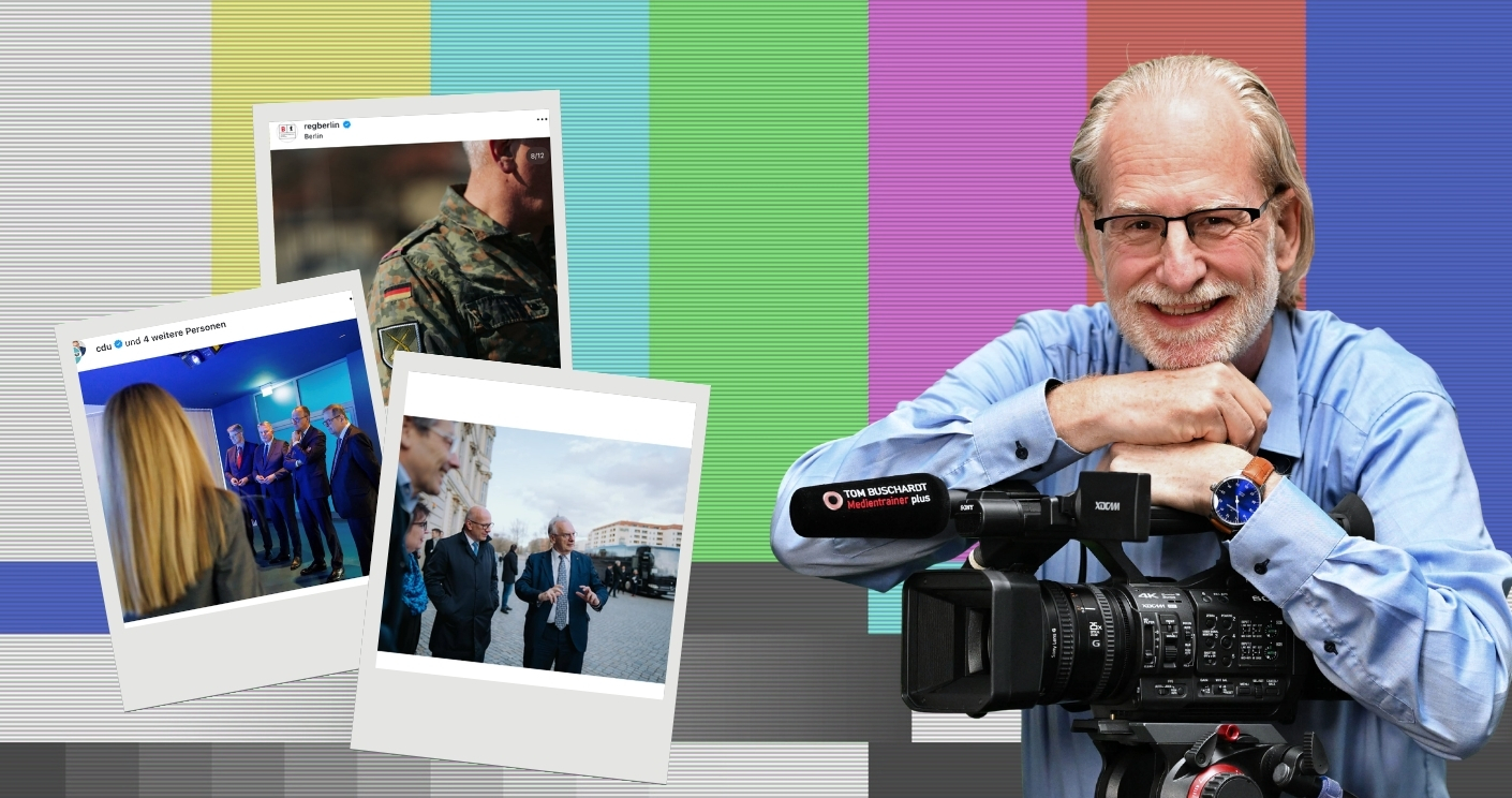 Ein älterer Mann mit Brille lächelt hinter einer Kamera, umgeben von Fotos und bunten Streifen im Hintergrund.