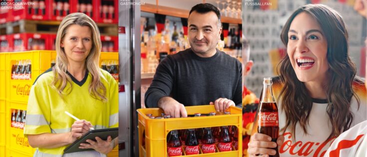 Drei Personen in einem Getränkemarkt: eine Frau mit Tablet, ein Mann mit Kiste Coca-Cola und eine lächelnde Frau.