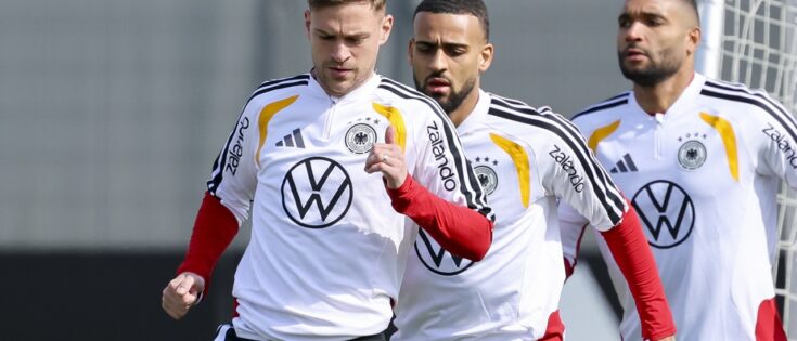 Joshua Kimmich, Josha Vagnoman und Jonathan Tah wärmen sich im Training der deutschen Fußball-Nationalmannschaft in Herzogenaurach auf.