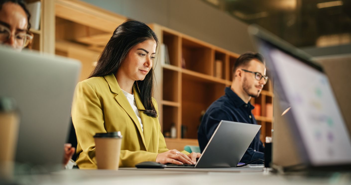 Bieten Unternehmen regelmäßige Weiterbildungen an, nutzen Frauen genauso häufig KI wie Männer. © Getty Images/gorodenkoff