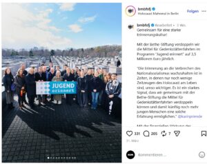 © Screenshot Instagram/@bmbfsfj | KOM - Magazin für Kommunikation Gruppe von Menschen vor einem Denkmal, halten ein Banner mit der Aufschrift "Jugend erinnert".