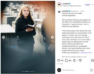 © Screenshot Instagram/@bmbfsfj | KOM - Magazin für Kommunikation Junge Frau mit langen Haaren hält ein Buch und spricht am Holocaust-Mahnmal in Berlin.