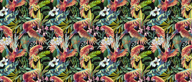 Buntes Muster mit tropischen Pflanzen und Vögeln, darunter Papageien und Blumen, auf schwarzem Hintergrund.